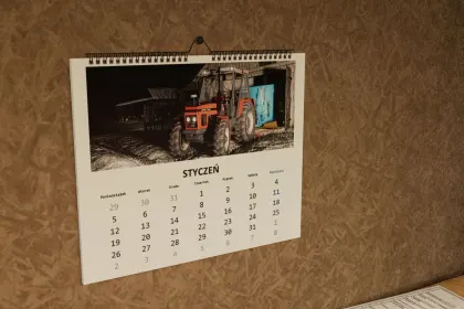 Dekoracyjny kalendarz polski (Prefab) — Atmosferyczny detal dla FS25 — 2