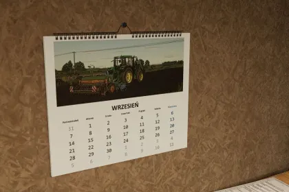 Dekoracyjny kalendarz polski (Prefab) — Atmosferyczny detal dla FS25 — 3
