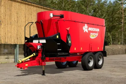 Effizienter Futtermischer Anderson A700 mit Arbeitswaagen für Farming Simulator 25