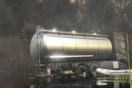 Потужна Вантажівка Volvo FH16 Tanker 600 к.с. для Перевезення Рідин у Farming Simulator 25 — 2